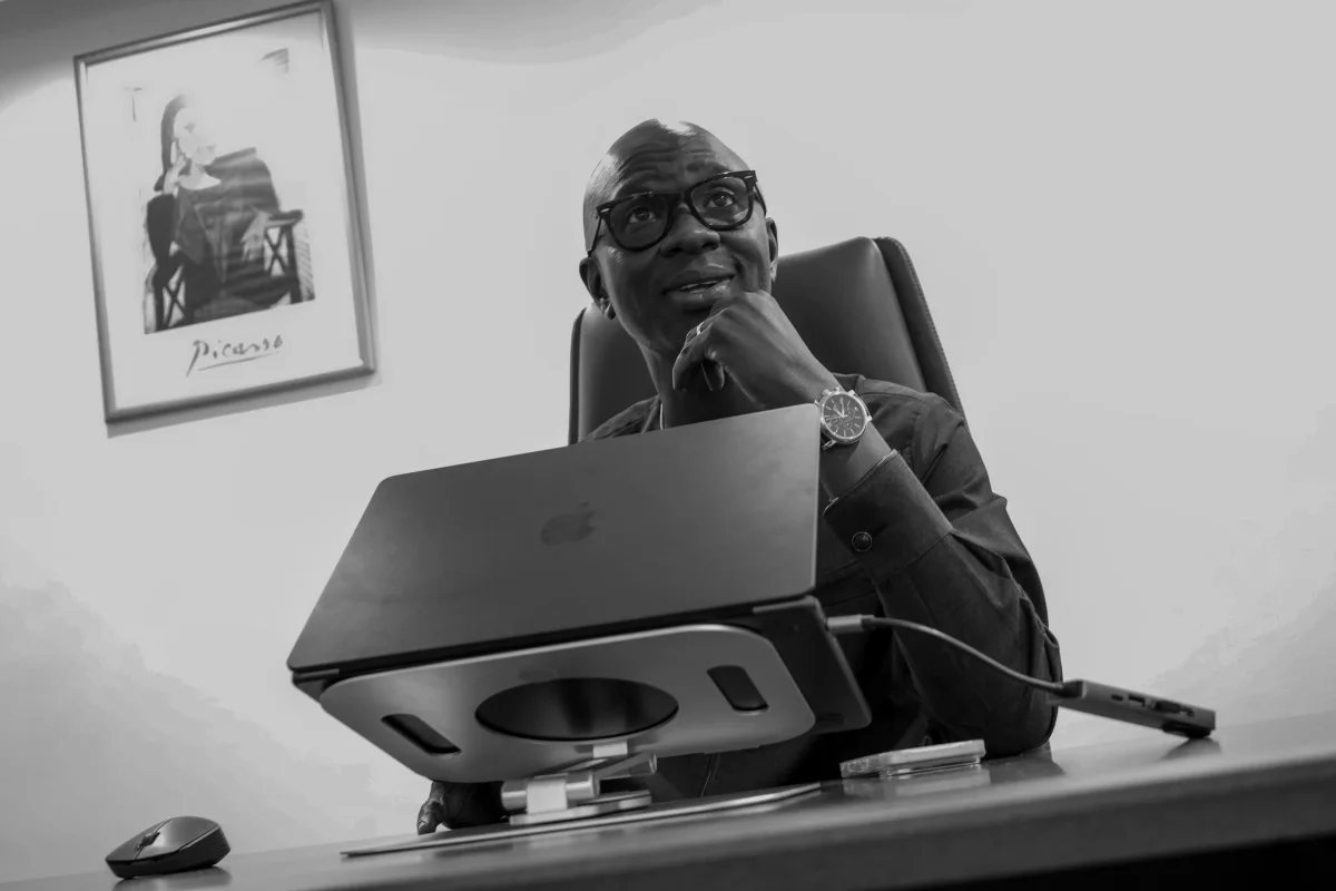 Alassane Mbaye à son bureau, en noir et blanc
