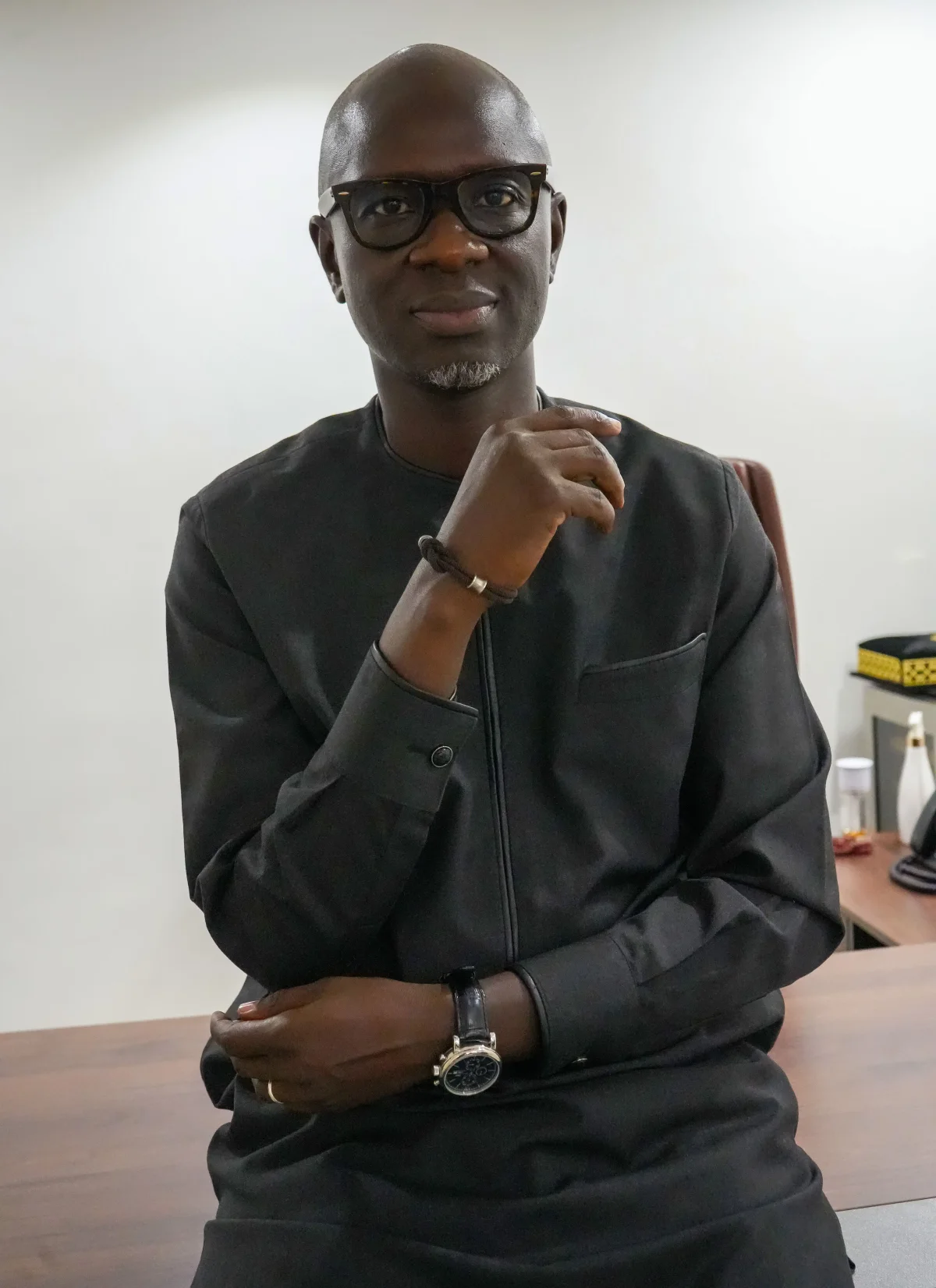 Portrait d’Alassane Mbaye assis